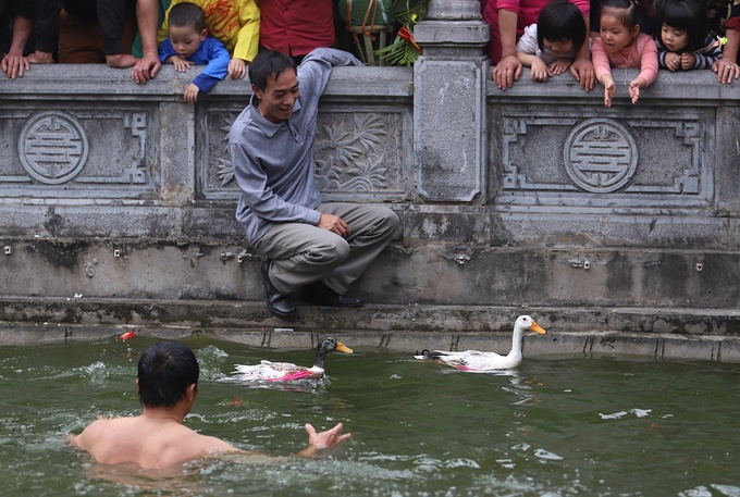 Người dân hò hét bắt vịt ở hội làng Vạn Phúc